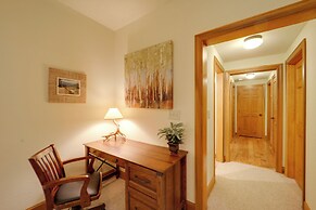 Hike On-site: Gem w/ Deck & Views in Burnsville