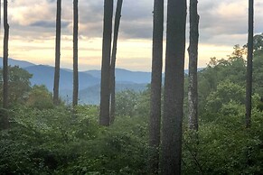 Hike On-site: Gem w/ Deck & Views in Burnsville