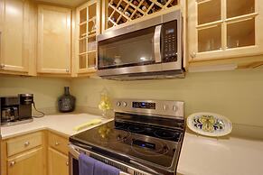 Hike On-site: Gem w/ Deck & Views in Burnsville