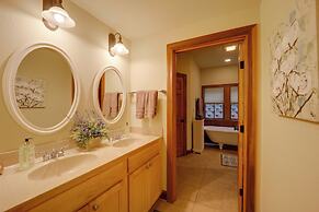 Hike On-site: Gem w/ Deck & Views in Burnsville