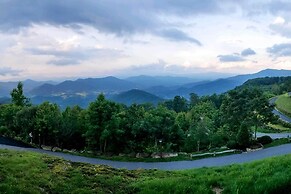 Hike On-site: Gem w/ Deck & Views in Burnsville