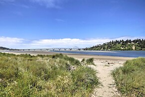 Waldport Townhome w/ Dog Run on Alsea Bay!