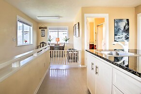 Waldport Townhome w/ Dog Run on Alsea Bay!