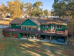 Shared Hot Tub, Pool & Dock: Lakefront Grove House
