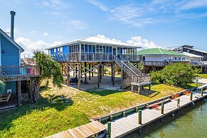 Waterfront Dauphin Island Home w/ Deck & Boat Dock