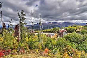 Woodsy Retreat w/ Fire Pit & Resort Amenities