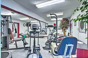 Woodsy Retreat w/ Fire Pit & Resort Amenities