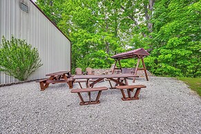 Woodsy Kentucky Escape w/ Game Room & Lake Access!