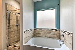 Spacious & Central Katy Retreat: 27 Mi to Houston!