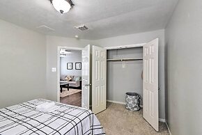 Spacious & Central Katy Retreat: 27 Mi to Houston!