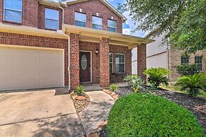 Spacious & Central Katy Retreat: 27 Mi to Houston!
