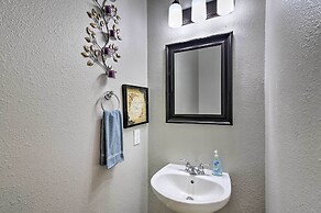 Spacious & Central Katy Retreat: 27 Mi to Houston!