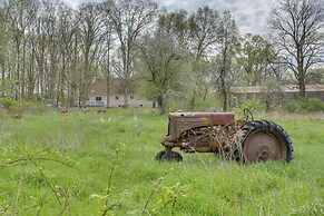 Pet-friendly Grand Pine Bush Retreat on 2 Acres!