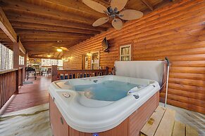 Broken Bow Cabin on 1 Acre w/ Hot Tub & Fire Pit!