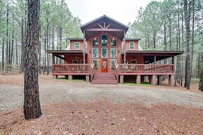 Broken Bow Cabin on 1 Acre w/ Hot Tub & Fire Pit!