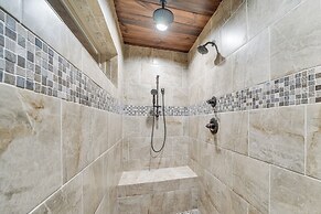 Broken Bow Cabin on 1 Acre w/ Hot Tub & Fire Pit!