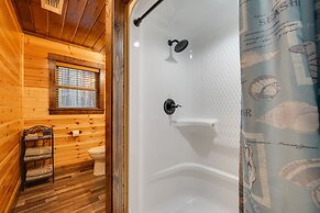Broken Bow Cabin on 1 Acre w/ Hot Tub & Fire Pit!