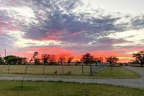 Dog-friendly Apartment ~ 32 Mi to Fort Worth!