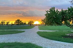 Dog-friendly Apartment ~ 32 Mi to Fort Worth!