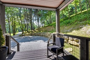 Screened Porch & On-site Trails: Glenville Cottage