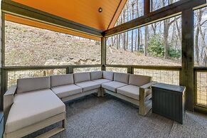 Screened Porch & On-site Trails: Glenville Cottage