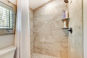 Screened Porch & On-site Trails: Glenville Cottage