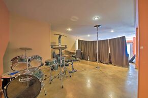 Peaceful Custom Carbondale Home w/ Pool, Near Siu!