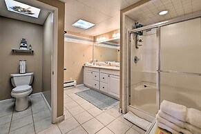 Spacious Lakefront Home w/ Sunroom & Bar!