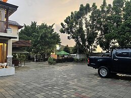 Sarojus Farmview Hotel