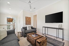 30A Beach House - Harlies House by PHG