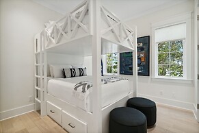 30A Beach House - Harlies House by PHG