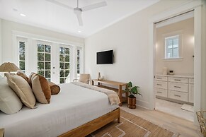 30A Beach House - Harlies House by PHG