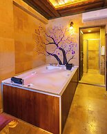 Bayar Cave Suites