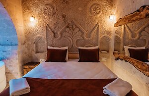 Bayar Cave Suites