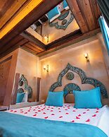 Bayar Cave Suites