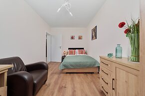 Opoczynska Apartment by Renters