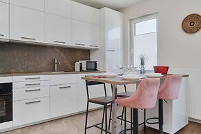 Opoczynska Apartment by Renters