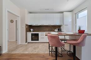 Opoczynska Apartment by Renters