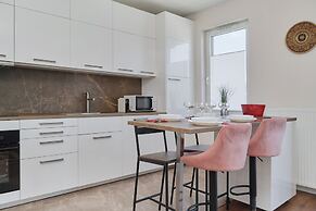 Opoczynska Apartment by Renters