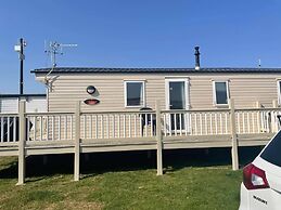 2022 Holiday Home 2 Bedroom With Decking