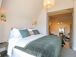 Lakeside Lodge