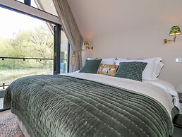 Lakeside Lodge