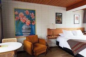 The Sierra Motel