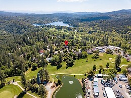 The Red House - Near Golf, Beaches & Communal Pool by Yosemite Region 