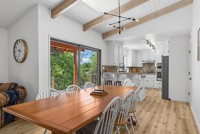 The Red House - Near Golf, Beaches & Communal Pool by Yosemite Region 