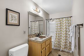 The Red House - Near Golf, Beaches & Communal Pool by Yosemite Region 