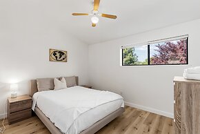 The Red House - Near Golf, Beaches & Communal Pool by Yosemite Region 