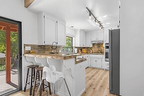 The Red House - Near Golf, Beaches & Communal Pool by Yosemite Region 