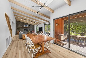 The Red House - Near Golf, Beaches & Communal Pool by Yosemite Region 