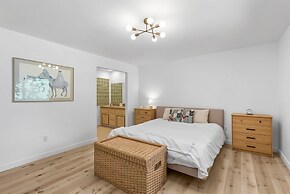 The Red House - Near Golf, Beaches & Communal Pool by Yosemite Region 